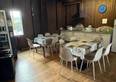 Vista del interior del Albergue para peregrinos Pasiño a Pasiño en Portomarín